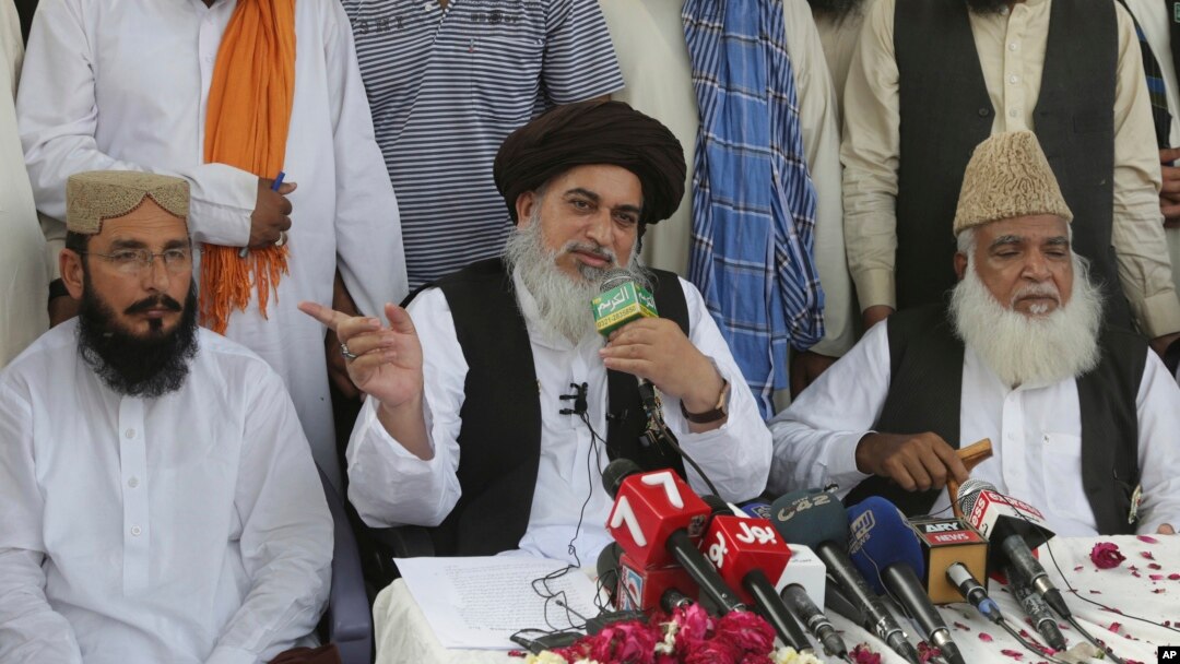 تحریکِ لبیک پاکستان کی اعلی قیادت نے آسیہ بی بی کی رہائی کا فیصلہ آنے پر اعلی عدلیہ، فوج اور حکومت کے ارکان کے خلاف کفر اور قتل کے فتوے دیے تھے۔ 