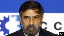 인도의 샤르마 상공부 장관