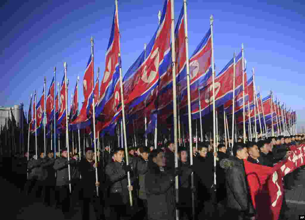 ប្រជាជន​កូរ៉េខាងជើង​ធ្វើ​ការ​ដង្ហែ​ក្បួន​នៅ​ខាង​ក្នុង​ទីលាន Kim Il Sung នៅ​រដ្ឋធានី​ព្យុងយ៉ាង ដើម្បី​បង្ហាញ​ភាព​ស្មោះស្ម័គ្រ​ទៅ​កាន់​បក្ស​ពលករ (Workers&#39; Party) ដែល​ដឹកនាំ​ប្រទេស។