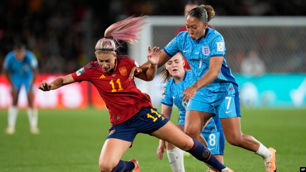 La española Alexia Putellas recibe una falta de la inglesa Lauren James, a la derecha, durante la final de la Copa Mundial Femenina de fútbol entre España e Inglaterra en el Estadio Australia en Sydney, Australia, el 20 de agosto de 2023.