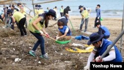 6일 오후 한국수력원자력 고리원자력본부 관계자들이 발전소 인근 마을에서 태풍피해 복구작업을 벌이고 있다. (고리원자력본부 제공) 