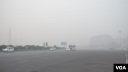 Delhi has been blanketed in a grey smog as air pollution levels spike to 30 times the safe limit set by the World Health Organization. (A. Pasricha/VOA)