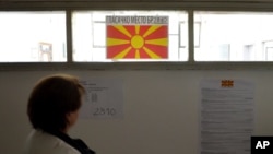 Seorang pemilih di TPS pemilihan presiden di Skopje, Makedonia (13/4). (AP/Boris Grdanoski)