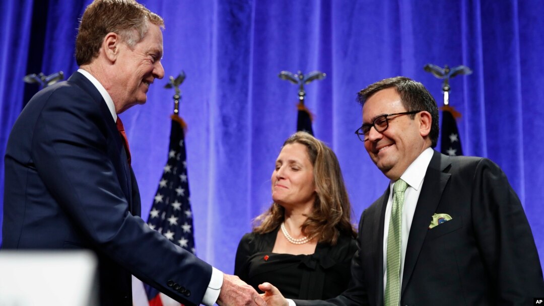 Pejabat perdagangan AS (USTR) Robert Lighthizer (kiri), Menlu Kanada Chrystia Freeland dan Menteri Ekonomi Meksiko Ildefonso Guajardo Villarreal pada pembukaan perundingan NAFTA di Washington DC (16/8). 