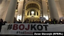 Transparent sa natpisom "Bojkot" raširen ispred ulaza u Dom Narodne skupštine Srbije, tokom 60. protesta "1 od 5 miliona", u Beogradu, 25. januara 2020. (Foto: Zoran Glavonjić, RSE)