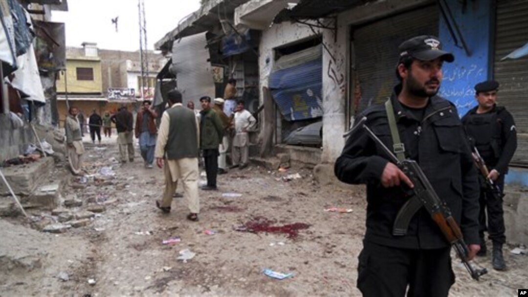 Polisi Pakistan memeriksa lokasi kejadian pasca ledakan di Hangu, Pakistan, 1 Februari 2013. (AP Photo/Abdul Basit). 