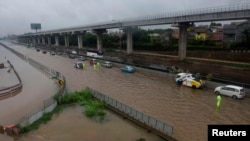 Banjir yang melanda Bekasi, Jawa Barat, 1 Januari 2020. (Foto: Antara/Saptono via Reuters)