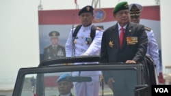 Presiden Susilo Bambang Yudhoyono memeriksa pasukan pada puncak peringatan HUT TNI ke 69 di Surabaya, Selasa 7/10 (foto: VOA/Petrus).