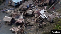 Cảnh tàn phá sau khi bão Hagupit thổi qua làng Dolores, tỉnh Đông Samar, miền trung Philippines, 9/12/14