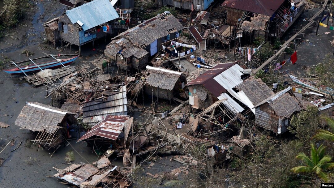 Rumah-rumah di kawasan Dolores, sebelah timur Samar, Filipina tengah, terlihat hancur terkena hantaman topan Hagupit (9/12).
