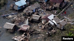 Rumah-rumah yang rusak akibat Topan Hagupit di Dolores, Samar timur, Filipina tengah (9/12). 