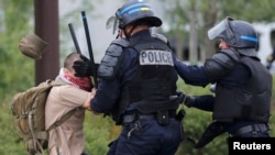 La police française appréhende un jeune homme lors d'une manifestation contre la proposition de loi du gouvernement à Nantes, France, le 26 mai 2016