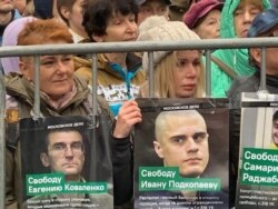 Anti-Kremlin protesters demand release of more than a dozen arrested for taking part in demonstrations in July and August against rigged Moscow city council elections, Sept. 29, 2019. (J. Dettmer/VOA)