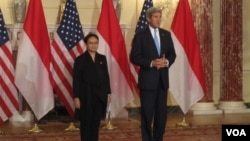 Menlu Indonesia Retno Lestari Marsudi bersama Menlu Amerika John Kerry di Washington DC, Senin pagi 21/9 (VOA/Eva Mazrieva)