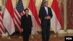 Menlu Indonesia Retno Lestari Marsudi (kiri) bersama Menlu Amerika John Kerry di Washington DC, Senin pagi 21/9 (VOA/Eva Mazrieva)