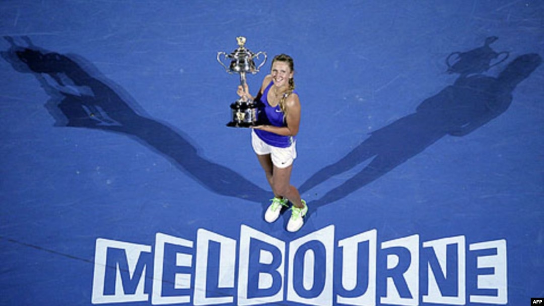 Viktorija Azarenka pozira sa peharom namenjenom pobednici prvog grand slem turnira u sezoni
