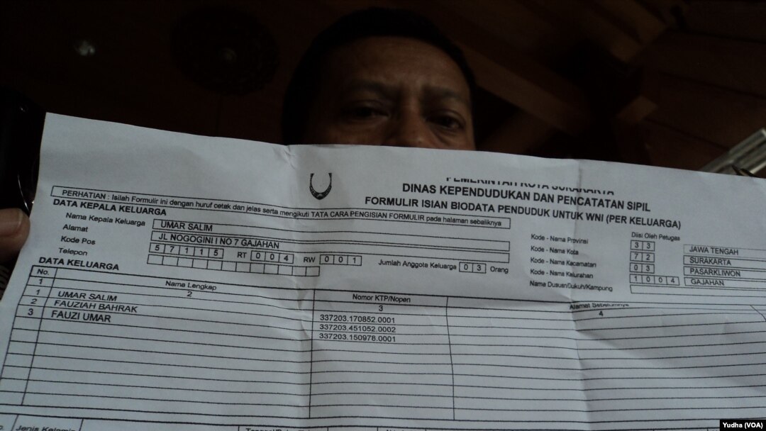 Petugas kelurahan menunjukkan data warganya di Kartu Keluarga terkait WNI yang hilang di Turki, 7 Maret 2015 (Foto: VOA/Yudha)