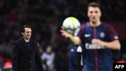 L'entraîneur espagnol Unai Emery, lors du match entre le Paris Saint-Germain (PSG) et Troyes au Parc des Princes à Paris le 29 novembre 2017. 