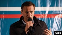 Алексей Навальный выступает перед своими сторонниками в Астрахани, 22 октября 2017 года