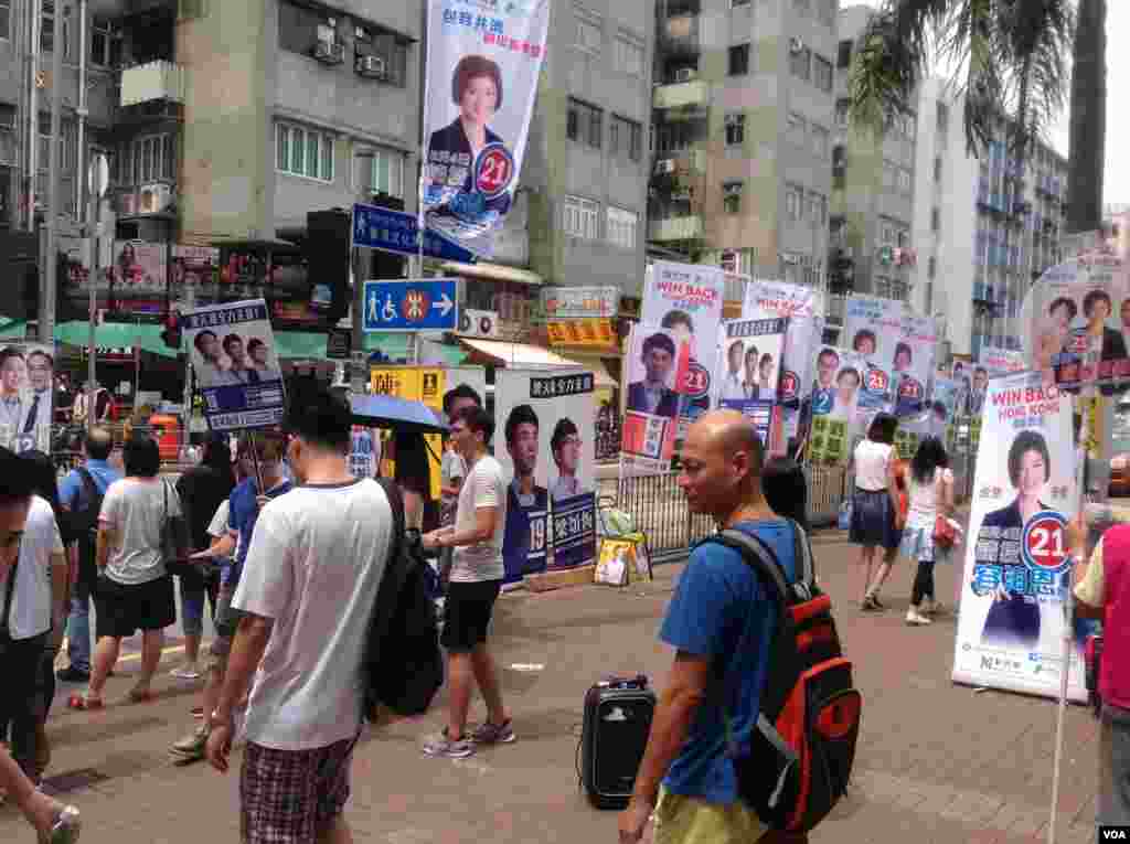 民主党在九龙大围地铁站外举行造势集会(美国之音海彦拍摄)