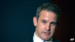 En esta fotografía del 12 de mayo de 2021, el representante republicano Adam Kinzinger habla con los medios de comunicación en el Capitolio, en Washington. (AP Foto/Amanda Andrade-Rhoades, archivo)