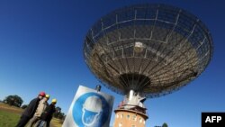 El plato de 64 metros de diámetro del radiotelescopio CSIRO, uno de los tres radiotelescopios en la remota Australia que participó en la misión Apolo 11, apunta hacia el cielo al norte de Parkes el 9 de julio de 2009.