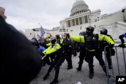 پلیس مقابل کنگره سعی دارد مانع ورود حامیان پرزیدنت ترامپ به داخل ساختمان کنگره شود.