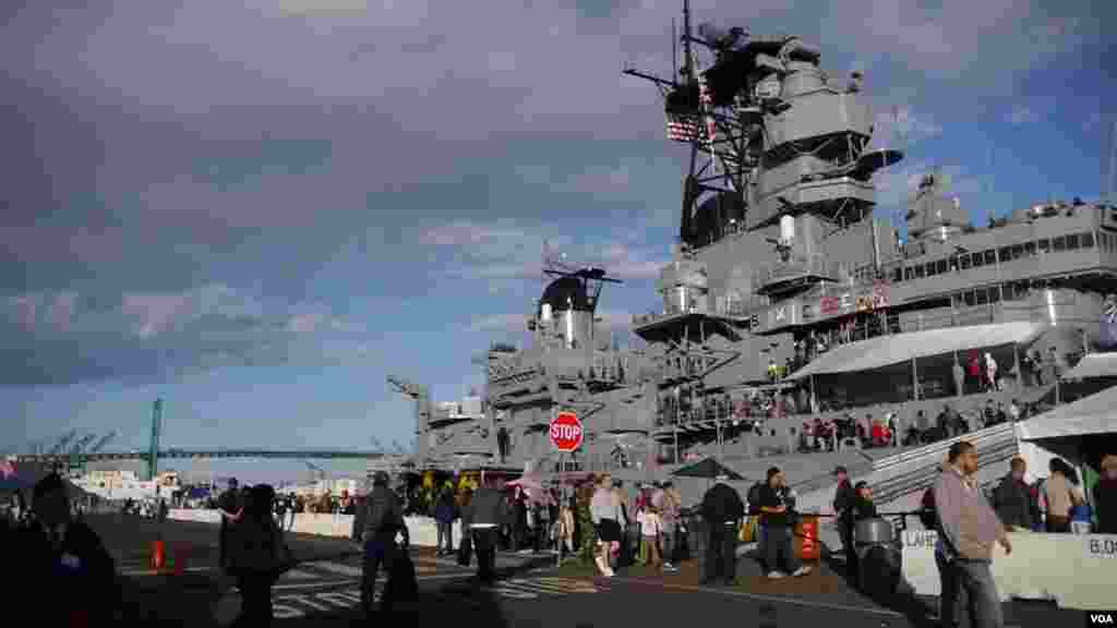 依阿华号战舰改装成的博物馆出现长龙(美国之音 国符拍摄)