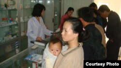 북한과 스위스 합작회사인 '평스제약합영회사'가 평양에서 운영 중인 약국의 내부. 사진=평스제약합영회사 제공. (자료사진)