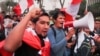 Manifestantes participan en una protesta exigiendo la disolución del Congreso y la celebración de elecciones democráticas en lugar de reconocer a Dina Boluarte como presidenta de Perú, el 14 de diciembre de 2022.