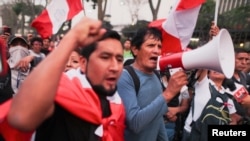 Manifestantes participan en una protesta exigiendo la disolución del Congreso y la celebración de elecciones democráticas en lugar de reconocer a Dina Boluarte como presidenta de Perú, el 14 de diciembre de 2022.