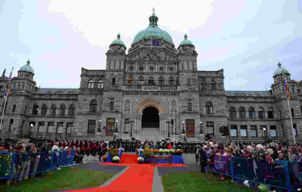 Pangeran William dari Inggris dan istrinya Catherine pada upacara penyambutan resmi di gedung parlemen British Columbia di Victoria (24/9).