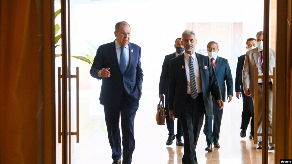 印度外长苏杰生和俄罗斯外长拉夫罗夫在印度尼西亚举行的20国集团外长会议上会晤(2022年7月8日）(photo:VOA)
