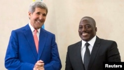 Presiden Republik Demokratik Kongo Joseph Kabila menyambut Menteri Luar Negeri John Kerry di Palais de la Nation di Kinshasa 4 Mei 2014. 