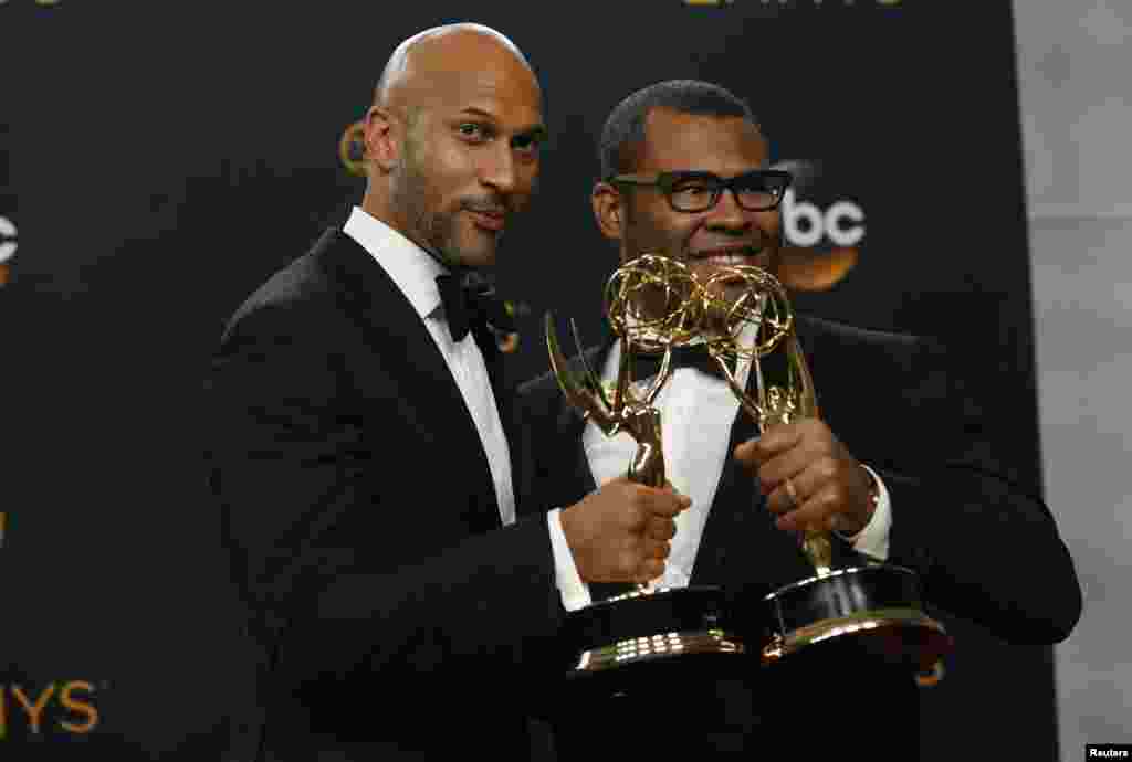 Keegan-Michael Key (kiri) dan Jordan Peele dengan piala serial komedi &quot;Key &amp; Peele&quot; di belakang panggung Emmy Awards 2016 di Los Angeles (18/9). (Reuters/Mario Anzuoni)