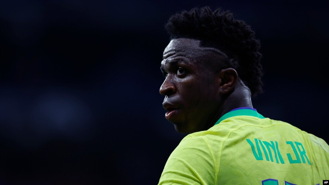 Vinicius Junior de Brasil reacciona durante un partido amistoso de fútbol internacional entre Brasil y Guinea en el Estadio RCDE en Barcelona, España, el sábado 17 de junio de 2023.