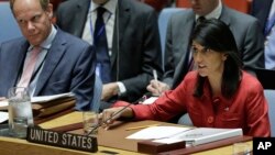 L'ambassadeur du Royaume-Uni, Matthew Rycroft, à gauche, écoute l'ambassadeur des États-Unis, l'ambassadeur Nikki Haley, répondre aux déclarations de la Russie, lors de la réunion du Conseil de sécurité des Nations Unies sur la Corée du Nord.