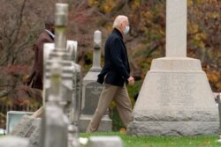 El presidente electo de EE.UU. según proyecciones, Joe Biden, sale de la iglesia St. Joseph On the Brandywine, el domingo 15 de noviembre de 2020, en Wilmington, Delaware.