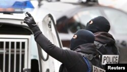 Des opérations de police étaient en cours à Molenbeek, en Belgique, le 16 novembre 2015. (REUTERS/Yves Herman)