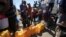 Warga Palestina yang mengungsi antre panjang untuk mengambil air bersih, di Deir al Balah, Jalur Gaza tengah (foto: dok). 
