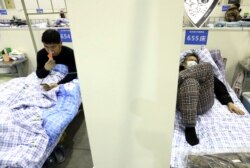 15일 중국 후베이성 우한의 병원에서 신종 코로나 바이러스에 감염된 환자들이 병상에 누워있다.