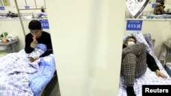15일 중국 후베이성 우한에 설치된 임시 병원에서 신종 코로나 바이러스에 감염된 환자들이 병상에 누워있다. 