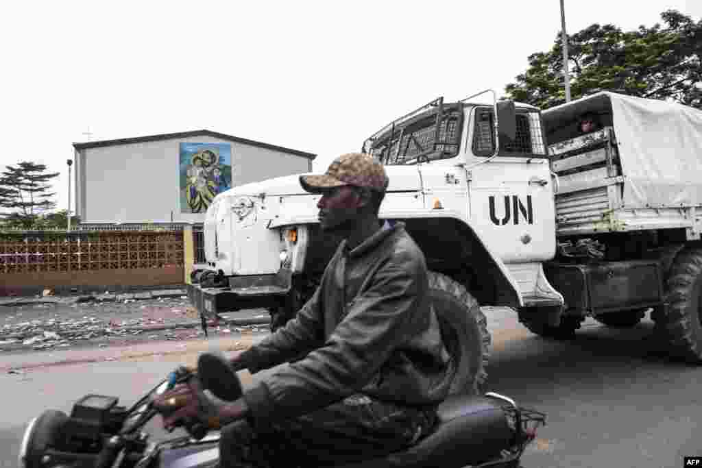 Des Casques bleus patrouillent près des églises catholiques, le 21 janvier 2018 à Kinshasa.