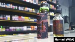 Alat (device) dan cairan yang digunakan pemakai vape. (Foto: VOA/ Nurhadi)