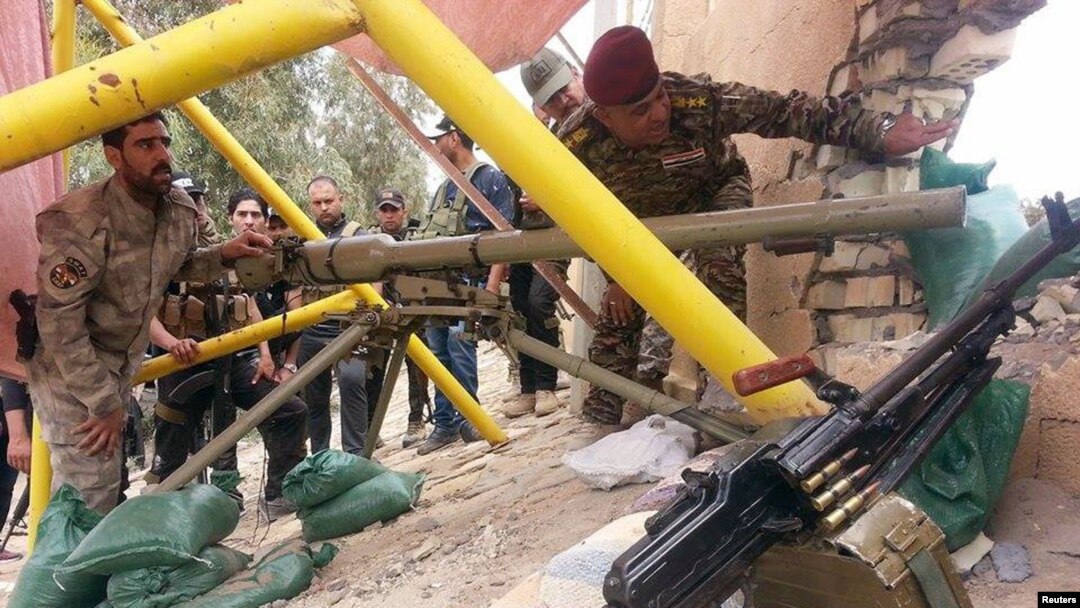 Pasukan keamanan Irak dan pejuang kesukuan bersiap menyerang militan ISIS di jembatan al-Houz di Sungai Efrat, Ramadi, Irak (24/4).