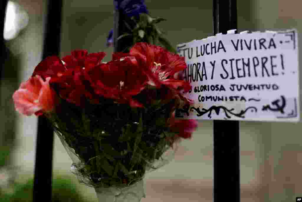 Un ramo de flores para rendirle respeto a Fidel Castro con una pancarta en español &quot;Tu lucha vivirá ahora y siempre&quot; se exhibe fuera de la embajada de Cuba en Buenos Aires, Argentina, el sábado 26 de noviembre de 2016.&nbsp;