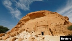 Makam-makam pahatan batu Madain Saleh tampak dekat Kota al-Ula, Arab Saudi, 25 Januari 2019. 