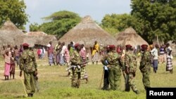 Polisi Kenya melakukan penjagaan di kawasan Sungai Tana di mana terjadi bentrokan antar kelompok etnis di Kenya (Desember 2012). 