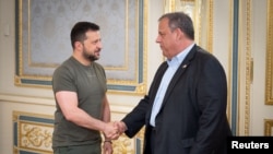Tổng thống Ukraine Volodymyr Zelenskyy (trái) bắt tay ứng cử viên tổng thống Hoa Kỳ thuộc đảng Cộng hòa và là cựu Thống đốc New Jersey, ông Chris Christie, trong chuyến thăm của ông đến Kyiv, Ukraine, vào ngày 4 tháng 8 năm 2023.