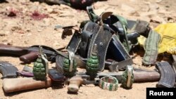 Persenjataan militan al Shabaab yang terbunuh dipamerkan di luar kantor pemerintah kota Baidoa (foto: dok). Militan al-Shabab melakukan serangan mortir terhadap Baidoa dan menghantam rumah sebuah keluarga, Sabtu 6/8. 